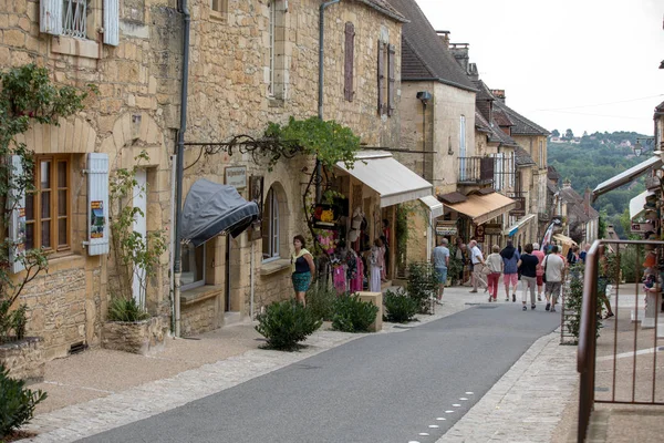 Domme França Setembro 2018 Turistas Descendo Rua Principal Aldeia Dordogne — Fotografia de Stock