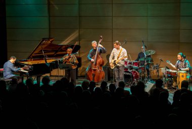 Krakov, Polonya - 9 Mart 2019: Regina Carter, ABD'li caz kemancı bir Amc Trio live Japon sanatı Müzesi Manggha ve teknoloji Sahnesi'nde. Krakow. Polonya