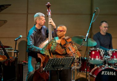 Krakov, Polonya - 9 Mart 2019: Regina Carter, ABD'li caz kemancı bir Amc Trio live Japon sanatı Müzesi Manggha ve teknoloji Sahnesi'nde. Krakow. Polonya