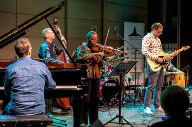 Krakov, Polonya - 9 Mart 2019: Regina Carter, ABD'li caz kemancı bir Amc Trio live Japon sanatı Müzesi Manggha ve teknoloji Sahnesi'nde. Krakow. Polonya
