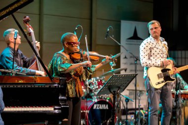 Krakov, Polonya - 9 Mart 2019: Regina Carter, ABD'li caz kemancı bir Amc Trio live Japon sanatı Müzesi Manggha ve teknoloji Sahnesi'nde. Krakow. Polonya