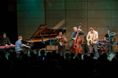 Krakov, Polonya - 9 Mart 2019: Regina Carter, ABD'li caz kemancı bir Amc Trio live Japon sanatı Müzesi Manggha ve teknoloji Sahnesi'nde. Krakow. Polonya