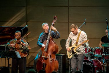 Krakov, Polonya - 9 Mart 2019: Regina Carter, ABD'li caz kemancı bir Amc Trio live Japon sanatı Müzesi Manggha ve teknoloji Sahnesi'nde. Krakow. Polonya