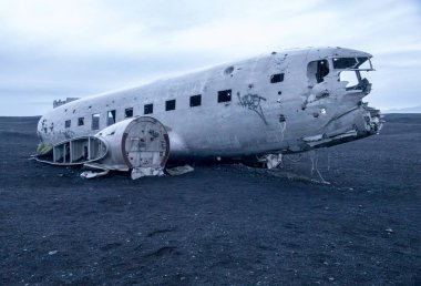 Düşen uçak Dakota Birleşik Devletler Donanması Süper DC-3 'ün enkazı İzlanda Kara Kum Sahili kıyısında. Solheimasandur, İzlanda