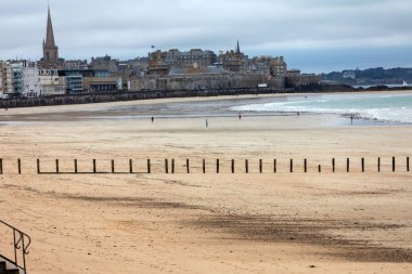  Sahil manzarası ve eski Saint-Malo kasabası. Britanya, Fransa