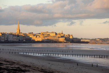 Plage du Sillon 'daki sabah ışığı ve duvarlarla çevrili şehir. Saint Malo, Fransa, Ille et Vilaine, Emerald Sahili