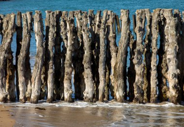 Büyük dalgakıran, gelgit şehirden, Saint-Malo, Ille-et-Vilaine, Brittany, Fransa Plage de l'ventail Beach'te savunmak için 3000 gövdeleri