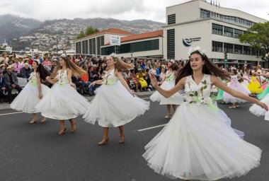 Funchal; Madeira; Portekiz - 22 Nisan; 2018: bir grup kadın beyaz elbiseler dans Madeira çiçek Festivali geçit töreninde Funchal, Madeira Adası üzerinde. Portekiz.