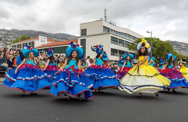Funchal Madeira Portugal April 2018 Group Girls Colorful Costumes Dancing — Stock Photo, Image