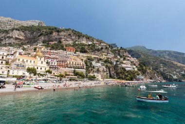 Positano, İtalya - 13 Haziran 2017: İnsanlar güneşli bir günde Positano plajda Amalfi Coast bölgesinde Campania, İtalya dinlenme 