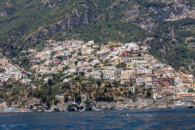 Positano, İtalya - 13 Haziran 2017: Panorama Positano hill, Campania, İtalya tırmanma evleriyle 