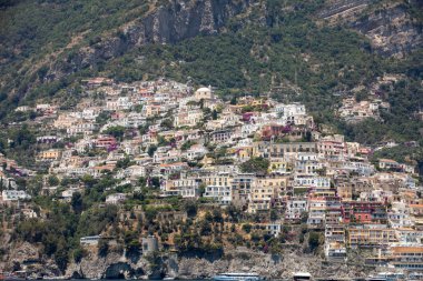 Positano, İtalya - 13 Haziran 2017: Panorama Positano hill, Campania, İtalya tırmanma evleriyle 