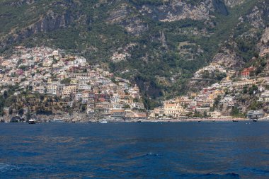 Positano, İtalya - 13 Haziran 2017: Positano Amalfi Coast bölgesinde Campania, İtalya denizde görüldü 