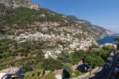 Positano, İtalya - 12 Haziran 2017: Küçük kasaba, Positano, çok sayıda harika renkler ve evlerden, Campania, İtalya Amalfi Sahili boyunca.