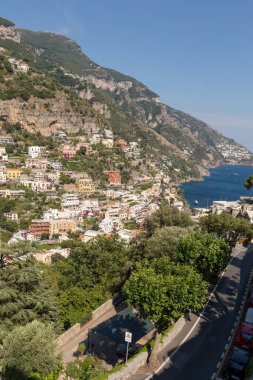 Positano, Italya-12 Haziran 2017: tepede tırmanan evler ile Positano Panoraması, Campania, Italya 