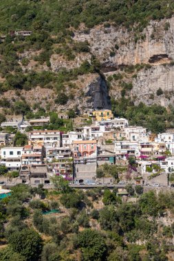 Positano, İtalya - 12 Haziran 2017: Küçük kasaba, Positano, çok sayıda harika renkler ve evlerden, Campania, İtalya Amalfi Sahili boyunca.