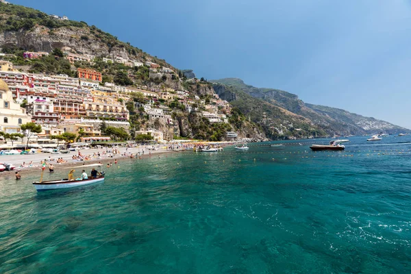 Positano Itália Junho 2017 Pessoas Descansam Dia Ensolarado Praia Positano — Fotografia de Stock