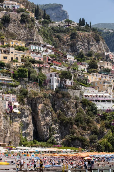 Positano Itálie Června 2017 Lidé Odpočívají Slunečného Dne Pláži Positano — Stock fotografie