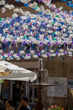 Saint Cyprien, Fransa - 4 Eylül 2018: Saint Cyprien, Fransa Felibree yaz boyunca renkli cadde süslemeleri. Bir felibree bir kasaba veya köy Dordogne içinde her yıl yer alır bir geleneksel Oksitanca festivaldir.