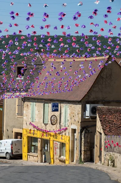 法国圣塞浦路斯 2018年9月4日 在夏季费利布里在法国圣塞浦路斯丰富多彩的街道装饰 Felibree 是一个传统的奥克斯坦节日 每年都在多多尼的一个城镇或村庄举行 — 图库照片