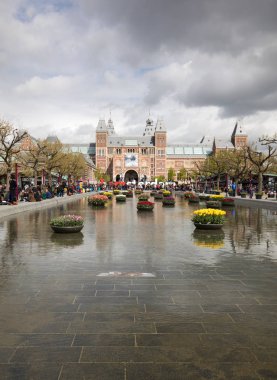 Amsterdam, Hollanda - 22 Nisan 2017: Rijksmuseum Ulusal Müzesi ile ben Amsterdam işaret ve Lale yansıtan Havuzu. Amsterdam, Hollanda