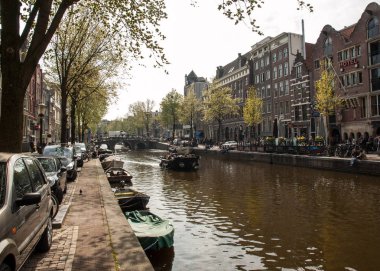 Amsterdam, Hollanda - 20 Nisan 2017: Canal sahne bir bisiklet, tekne ve Red Light District geleneksel Hollanda evleri ile. Amsterdam. Hollanda