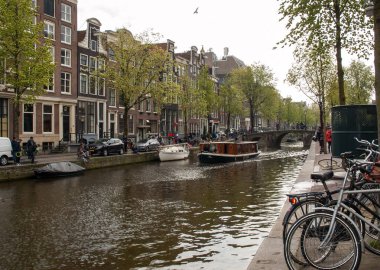 Amsterdam, Hollanda - 20 Nisan 2017: Canal sahne bir bisiklet, tekne ve Red Light District geleneksel Hollanda evleri ile. Amsterdam. Hollanda