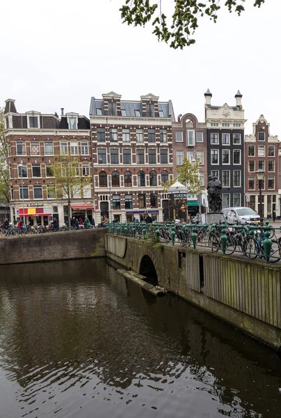 Amsterdã Holanda Abril 2017 Cena Canal Com Bicicletas Casas Holandesas — Fotografia de Stock