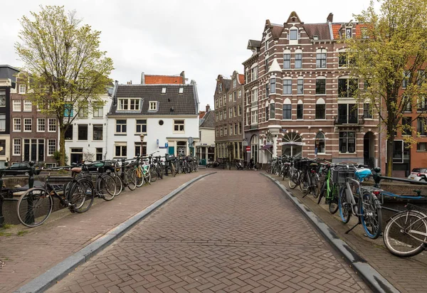 Amsterdã Holanda Abril 2017 Muitos Estacionamentos Bicicletas Amsterdã Holanda Bicicleta — Fotografia de Stock