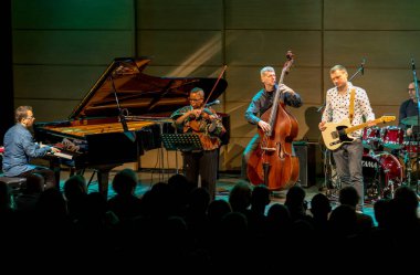 Krakov, Polonya - 9 Mart 2019: Regina Carter, ABD'li caz kemancı bir Amc Trio live Japon sanatı Müzesi Manggha ve teknoloji Sahnesi'nde. Krakow. Polonya