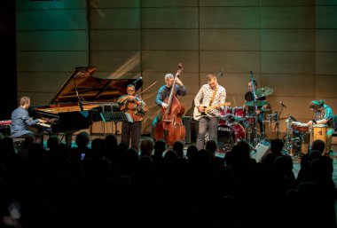 Krakov, Polonya - 9 Mart 2019: Regina Carter, ABD'li caz kemancı bir Amc Trio live Japon sanatı Müzesi Manggha ve teknoloji Sahnesi'nde. Krakow. Polonya