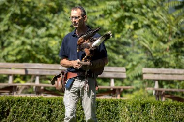 Milandes; Fransa-4 Eylül; 2018:; Chateau des Milandes yırtıcı kuşlar gösterisi; bir kale; Dordogne içinde; Aquitaine Fransa