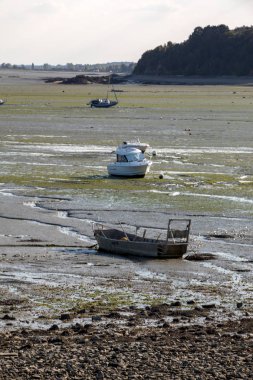 Cancale 'in ünlü istiridye üretim kasabası Brittany, Fransa' da sahilde karada kayıklar.,