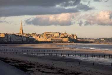 Plage du Sillon 'daki sabah ışığı ve duvarlarla çevrili şehir. Saint Malo, Fransa, Ille et Vilaine, Emerald Sahili