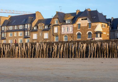 St. Malo, Fransa - 15 Eylül 2018: akşam güneşinde plaj ve Saint Malo 'da deniz kenarı boyunca binalar. Britanya, Fransa