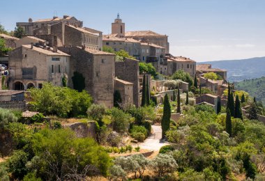 Gordes 'in ortaçağ tepe kasabası. Provence. Fransa.