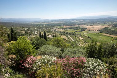 Alanlar ve çayırlar Gordes, Provence Fransa aşağıda Vadisi'nde