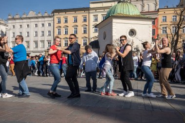 Cracow, Polonya-Maerch 30, 2019: Rueda de Casino Uluslararası flashmob günü. Birkaç yüz kişi Cracow Ana Meydanı 'nda Ispanyol ritimleri dans. Polonya 