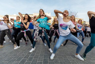 Cracow, Polonya-Maerch 30, 2019: Rueda de Casino Uluslararası flashmob günü. Birkaç yüz kişi Cracow Ana Meydanı 'nda Ispanyol ritimleri dans. Polonya 