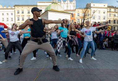 Cracow, Polonya-Maerch 30, 2019: Rueda de Casino Uluslararası flashmob günü. Birkaç yüz kişi Cracow Ana Meydanı 'nda Ispanyol ritimleri dans. Polonya 