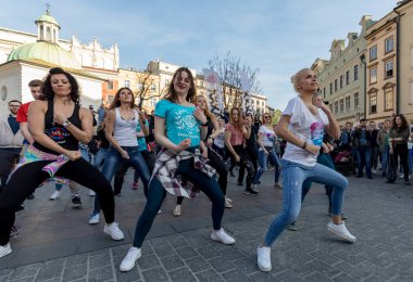 Cracow, Polonya-Maerch 30, 2019: Rueda de Casino Uluslararası flashmob günü. Birkaç yüz kişi Cracow Ana Meydanı 'nda Ispanyol ritimleri dans. Polonya 