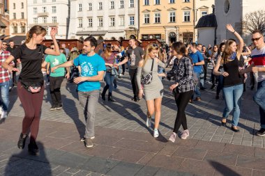 Cracow, Polonya-Maerch 30, 2019: Rueda de Casino Uluslararası flashmob günü. Birkaç yüz kişi Cracow Ana Meydanı 'nda Ispanyol ritimleri dans. Polonya 