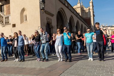 Cracow, Polonya-Maerch 30, 2019: Rueda de Casino Uluslararası flashmob günü. Birkaç yüz kişi Cracow Ana Meydanı 'nda Ispanyol ritimleri dans. Polonya 