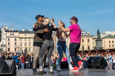 Cracow, Polonya-Maerch 30, 2019: Rueda de Casino Uluslararası flashmob günü. Birkaç yüz kişi Cracow Ana Meydanı 'nda Ispanyol ritimleri dans. Polonya 
