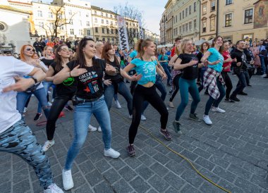 Cracow, Polonya-Maerch 30, 2019: Rueda de Casino Uluslararası flashmob günü. Birkaç yüz kişi Cracow Ana Meydanı 'nda Ispanyol ritimleri dans. Polonya 