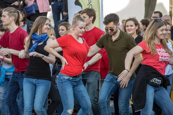 波兰克拉科夫 梅尔奇 2019年 国际弗拉什博姆日的鲁达德赌场 几百人在克拉科夫的主广场上跳西班牙舞的节奏 — 图库照片