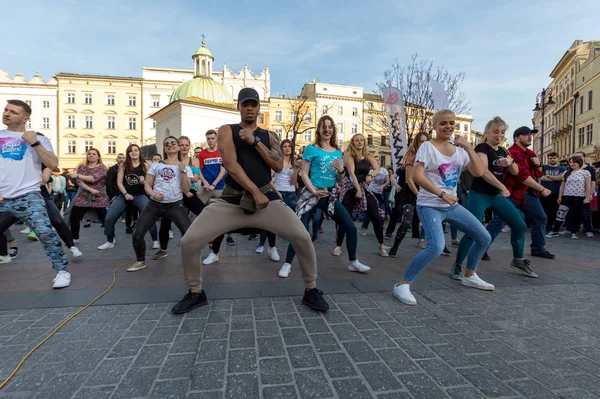 波兰克拉科夫 梅尔奇 2019年 国际弗拉什博姆日的鲁达德赌场 几百人在克拉科夫的主广场上跳西班牙舞的节奏 — 图库照片