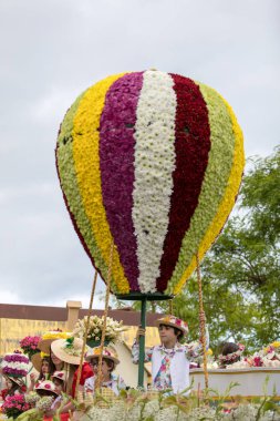 Funchal; Madeira; Portekiz - 22 Nisan; 2018: Hava Balon taklit Funchal içinde Madeira çiçek Festivali geçit töreni, renkli çiçek yaptı. Madeira. Portekiz.