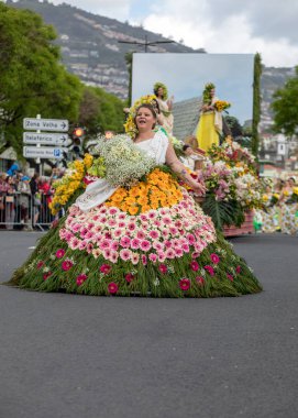 Funchal; Madeira; Portekiz - 22 Nisan; 2018: Madeira çiçek Festivali Parade, Funchal, Madeira, Portekiz, renkli bir kostüm kadında