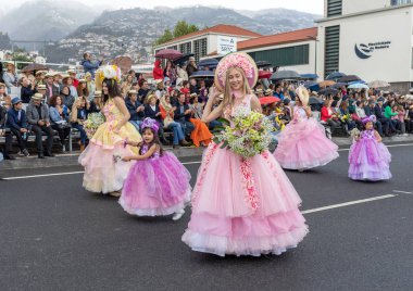 Funchal; Madeira; Portekiz - 22 Nisan; 2018: bir grup insan renkli kostümleri dans Madeira çiçek Festivali geçit töreninde Funchal, Madeira Adası üzerinde. Portekiz.
